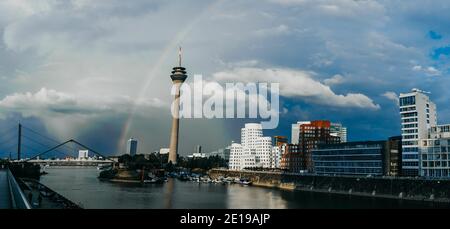 DEUTSCHLAND, DÜSSELDORF - 14. AUGUST 2020: MEDIENHAFEN. Düsseldorfer Stadtbild mit Blick auf Medienhafen Stockfoto