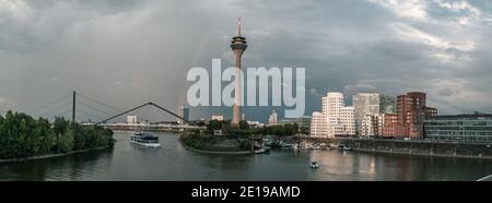 DEUTSCHLAND, DÜSSELDORF - 14. AUGUST 2020: MEDIENHAFEN. Düsseldorfer Stadtbild mit Blick auf Medienhafen Stockfoto