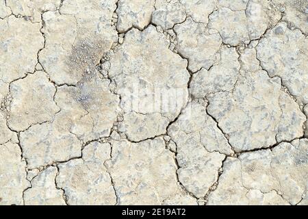 Ansicht von trockenem rissigem Ton mit heller Sandfarbe. Konzept des trockenen Bodens durch Dürre, Naturkatastrophen. Stockfoto