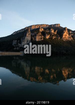 Spiegelung der Berge im Ebro Fluss See Damm Embalse de Sobron an der Grenze des Baskenlandes Kastilien und Leon Spanien Europa Stockfoto