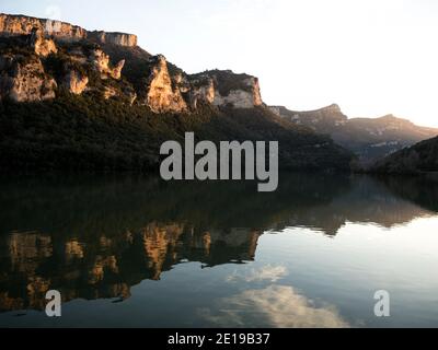 Spiegelung der Berge im Ebro Fluss See Damm Embalse de Sobron an der Grenze des Baskenlandes Kastilien und Leon Spanien Europa Stockfoto