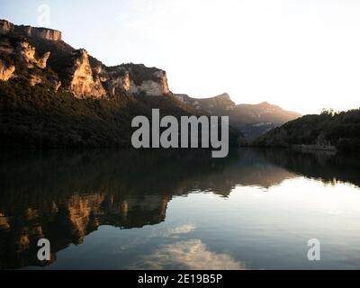 Spiegelung der Berge im Ebro Fluss See Damm Embalse de Sobron an der Grenze des Baskenlandes Kastilien und Leon Spanien Europa Stockfoto