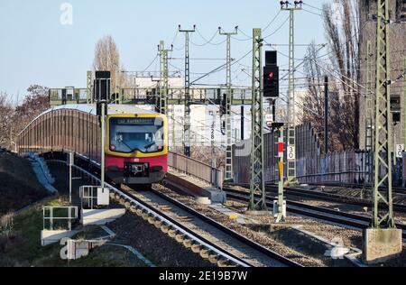 Berlin, Deutschland. Februar 2020. Eine S-Bahn der Linie S3 Karlshorst verkehrt in der Nähe des Bahnhofs Ostkreuz. Quelle: Soeren Stache/dpa-Zentralbild/ZB/dpa/Alamy Live News Stockfoto