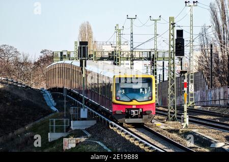 Berlin, Deutschland. Februar 2020. Eine S-Bahn der Linie S3 Karlshorst verkehrt in der Nähe des Bahnhofs Ostkreuz. Quelle: Soeren Stache/dpa-Zentralbild/ZB/dpa/Alamy Live News Stockfoto