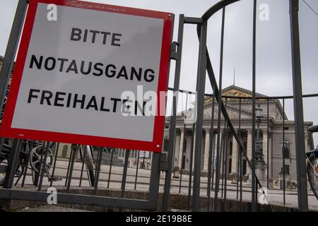 München, Deutschland. Januar 2021. An einem Zaun vor der Bayerischen Staatsoper im Zentrum der Stadt hängt ein Schild mit der Aufschrift "Bitte halten Sie Notausgänge frei". Kredit: Peter Kneffel/dpa/Alamy Live Nachrichten Stockfoto