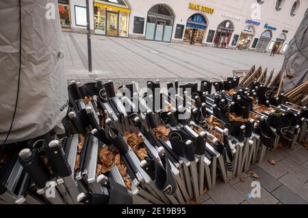 München, Deutschland. Januar 2021. In der Fußgängerzone in der fast leeren Innenstadt stehen zusammengebaute Stühle nebeneinander. Kredit: Peter Kneffel/dpa/Alamy Live Nachrichten Stockfoto