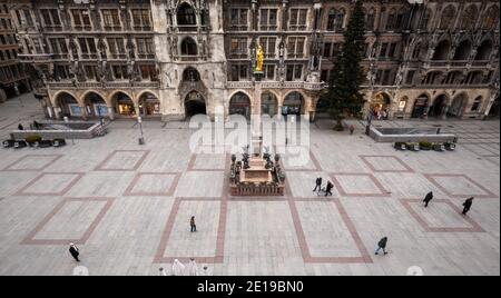 München, Deutschland. Januar 2021. Passanten laufen über den fast leeren Marienplatz vor dem Rathaus in der Innenstadt. Kredit: Peter Kneffel/dpa/Alamy Live Nachrichten Stockfoto