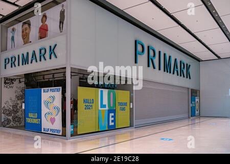 Utrecht, Niederlande Januar 2021 - leer Geschlossen Primark Shop Shopping Mall während der Sperre in den Niederlanden Hoog Catherijne Shopping Mall im Zentrum der Stadt während der covid Pandemie mit sozialen Distanzschildern auf dem Boden. Stockfoto