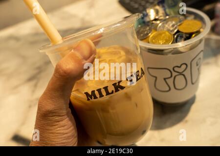 Tipps zum Trinken von Bubble Milk Tea in einem Getränkehandwerk. Stockfoto