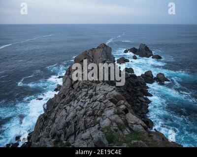 Felsküste Steinklippen bei Punta de Estaca de Bares Nördlichster Punkt Spaniens im Golf von Biskaya Cantabrian Sea Galicien atlantik Meer Europa Stockfoto