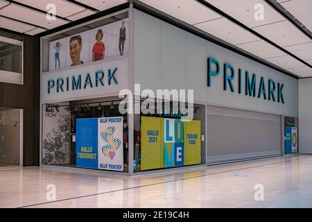 Utrecht, Niederlande Januar 2021 - leer Geschlossen Primark Shop Shopping Mall während der Sperre in den Niederlanden Hoog Catherijne Shopping Mall im Zentrum der Stadt während der covid Pandemie mit sozialen Distanzschildern auf dem Boden. Stockfoto