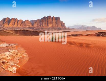 Wadi Rum Desert, Jordanien. Die rote Wüste und der Berg Jabal Al Qattar. Stockfoto