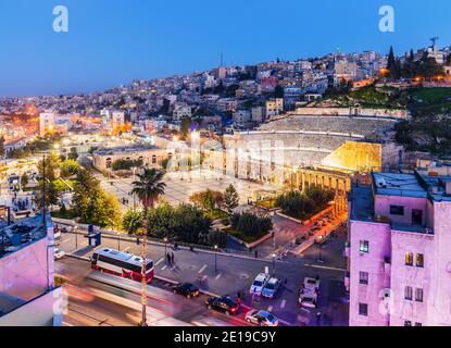 Amman, Jordanien. Blick auf das römische Theater und die Stadt am Abend. Stockfoto