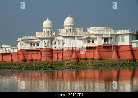 Neermahal Palast auf einer Insel in Rudra Sagar See in Melaghar in Tripura Staat, Indien. Stockfoto