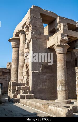 Dies ist der 180-47 v. Chr. Tempel von Kom Ombo in der Nähe des Nils, der dem Krokodilgott Sobek und dem Falken-Gott Horus gewidmet ist, berühmt für seine verzierten Steinrelieftafeln, feine Kunstwerke und Hieroglyphen, die Geschichten erzählen. Stockfoto