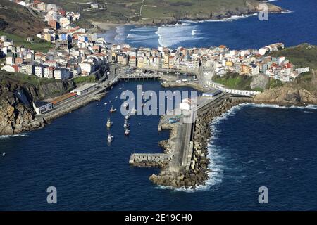 Spanien, Galicien: Luftaufnahme der Stadt und des Hafens von Malpica Stockfoto