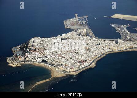 Spanien, Andalusien: Luftaufnahme der Burg von San Sebastian (Castillo de San Sebasti‡n), der weißen Stadt und dem Hafen von Cadiz Stockfoto