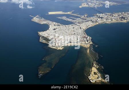 Spanien, Andalusien: Luftaufnahme der Burg von San Sebastian (Castillo de San Sebasti‡n), der weißen Stadt und dem Hafen von Cadiz Stockfoto