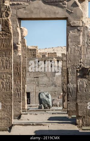 Dies ist die Vestibülpassage am 47 v. Chr. Tempel von Kom Ombo in der Nähe des Nils, der dem Krokodilgott Sobek und dem Falken-Gott Horus gewidmet ist, berühmt für seine verzierten Steinrelieftafeln, Kunstwerke und Hieroglyphen-Geschichten. Stockfoto