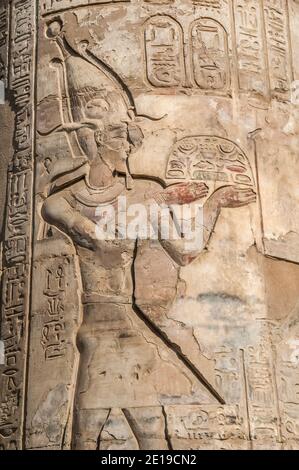 Assuan. Kunstwand dekoriert Basrelief Fries im 180-47 v. Chr. Tempel von Kom Ombo in der Nähe des Nils gewidmet Sobek dem Krokodil Gott und Horus der Falke geleitet gott, berühmt für seine verzierten geschnitzten Stein Reliefplatten, Kunstwerke und Hieroglyphen Geschichte erzählen. Stockfoto