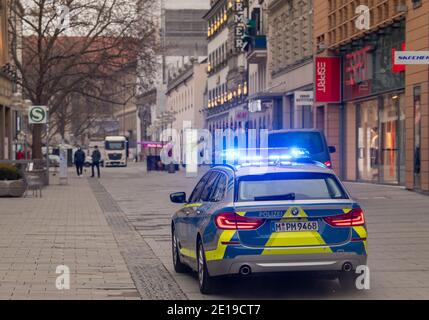 München, Deutschland. Januar 2021. Ein Polizeiauto mit blauem Licht fährt durch die Fußgängerzone der fast leeren Innenstadt. Kredit: Peter Kneffel/dpa/Alamy Live Nachrichten Stockfoto