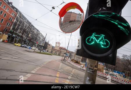 München, Deutschland. Januar 2021. Leere Straßen sind an der S-Bahn-Station Isartor im Stadtzentrum zu sehen. Kredit: Peter Kneffel/dpa/Alamy Live Nachrichten Stockfoto