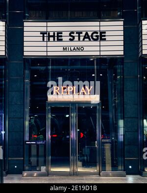 Replay Shop Front und Logo Schild über dem Eingang des Geschäfts. Replay ist Mode Bekleidungsgeschäft Stockfoto