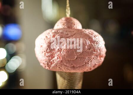 Eiscreme Kegel künstliche hängend auf dem Display des Café-Store Venchi in Mailand, Italien. Eis dekorative Hintergrund. Stockfoto