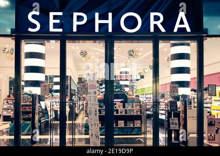 Sephora Logo und Schaufenster des Ladens bei Nacht mit weihnachtsdekoration. Sephora ist Make-up, Parfüm, Beauty-Shop. Stockfoto