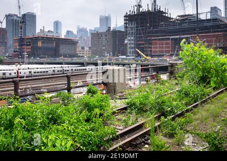 High Line ist ein Park, der auf einer historischen Güterbahnlinie über Straßen in der West Side gebaut wurde. Züge der Long Island Rail Road in NYC Stockfoto