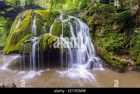 Bigar Wasserfall liegt auf 45 Parallel im Wald von Anina Berge, Rumänien und entsteht durch ein unterirdisches Wasser Frühjahr Hexe spektakuläre f Stockfoto