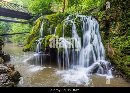 Bigar Wasserfall liegt auf 45 Parallel im Wald von Anina Berge, Rumänien und entsteht durch ein unterirdisches Wasser Frühjahr Hexe spektakuläre f Stockfoto