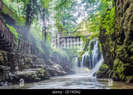 Bigar Wasserfall liegt auf 45 Parallel im Wald von Anina Berge, Rumänien und entsteht durch ein unterirdisches Wasser Frühjahr Hexe spektakuläre f Stockfoto