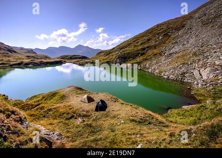 Wanderer Zelte Camping am Ufer des Capra See, hoch in der Fagaras massiv der Karpaten. Foto aufgenommen am 31. August 2019, Sibiu CO Stockfoto