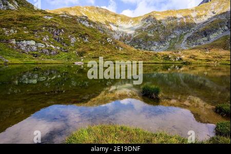 Saua Caprei spiegelte sich im Capra See, hoch im Fagaras Massiv der Karpaten. Foto aufgenommen am 31. August 2019, Sibiu County, Ro Stockfoto