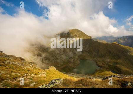 Capra See von der Saua caprei gesehen, hoch im Fagaras Massiv der Karpaten. Foto aufgenommen am 31. August 2019, Sibiu County, Rumänien. Stockfoto