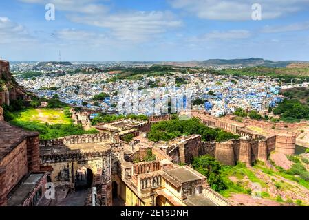 Blick auf Jodhpur oder die sogenannte Blaue Stadt, von den Türmen von Mehrangarh oder Mehran Fort, Rajasthan, Indien gesehen. Stockfoto