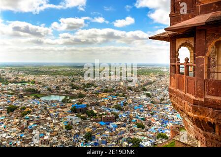 Blick auf Jodhpur oder die sogenannte Blaue Stadt, von den Türmen von Mehrangarh oder Mehran Fort, Rajasthan, Indien gesehen. Stockfoto