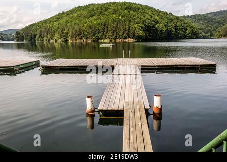 Goznuta See, in der Nähe von Valiug Dorf, gesehen an einem herrlichen Sommertag, Caras-Severin, Rumänien. Stockfoto