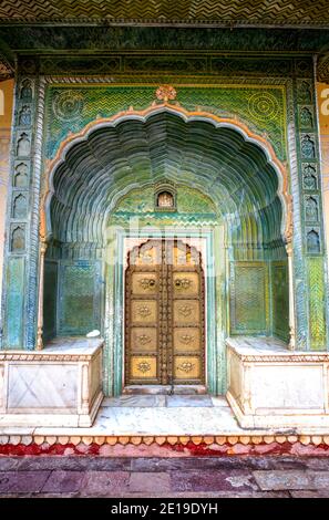 Pritam Niwas Chowk, der Innenhof von Chandra Mahal und seine Northwest Green Gate, auch als Leheriya-Tor, die Quelle und ist gewidmet Stockfoto