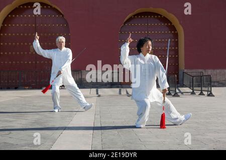 Zwei alte Leute spielen Tai Chi im Park hoch Hochwertige Fotos Stockfoto