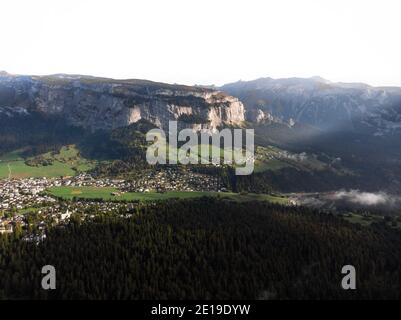 Blick Richtung schweizer Alpendorf Flims Laax Caumasee in Graubünden Graubünden Schweiz in Europa Stockfoto