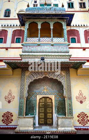 Pritam Niwas Chowk, der Innenhof von Chandra Mahal und seine Southwest Rose Gate, die Winter und ist der Göttin Devi gewidmet. Fotoaufnahme Stockfoto