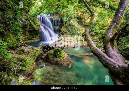 La Vaioaga Wasserfall während Trekking auf der Nera Schluchten im Sommer, Rumänien begegnet Stockfoto