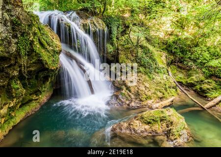 La Vaioaga Wasserfall während Trekking auf der Nera Schluchten im Sommer, Rumänien begegnet Stockfoto