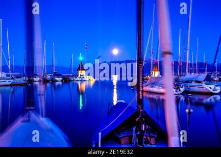 Morges Fort und Hafen am Genfer See, Teil der schweizer riviera, in der Dämmerung gesehen. Foto aufgenommen am 14. August 2019 in Morges, Schweiz. Stockfoto