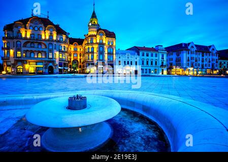 Innenstadt Oradea Stadt gegen den Abend blaue Stunde, Bihor Staat, Rumänien. Foto aufgenommen am 2. Februar 2019. Stockfoto