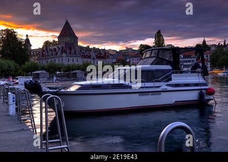 Ouchy Marina und Hafen von Lausanne vor einem dramatischen Sonnenuntergang. Foto aufgenommen am 15. August 2019 in Ouchy Port, Lausanne, Schweiz. Stockfoto