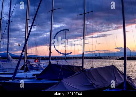 Ouchy Marina und Hafen von Lausanne vor einem dramatischen Sonnenuntergang. Foto aufgenommen am 15. August 2019 in Ouchy Port, Lausanne, Schweiz. Stockfoto