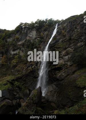 Panoramablick auf Foroglio Wasserfall Fluss Klippe schweizer alpen Berge In Bavona Maggia Tal Tessin Schweiz in Europa Stockfoto